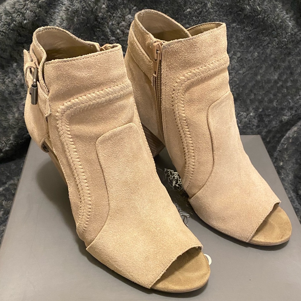 Women’s Vince Camuto VC-Ennley booties in size 8 color Khaki